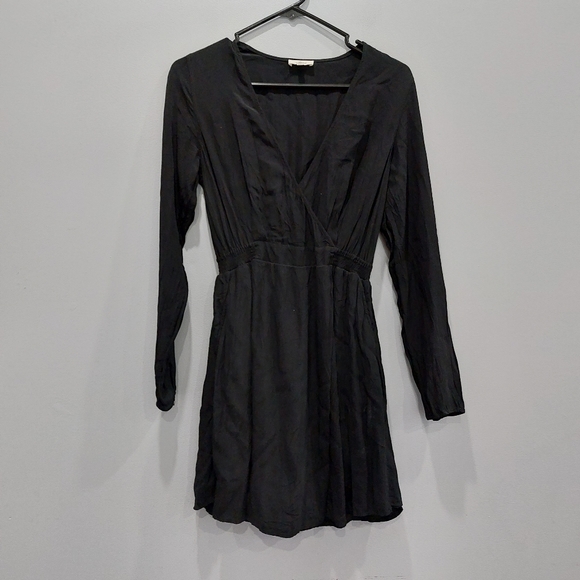 Aritzia Dresses & Skirts - Aritzia Wilfred Black V-neck Longsleeve Dress XS